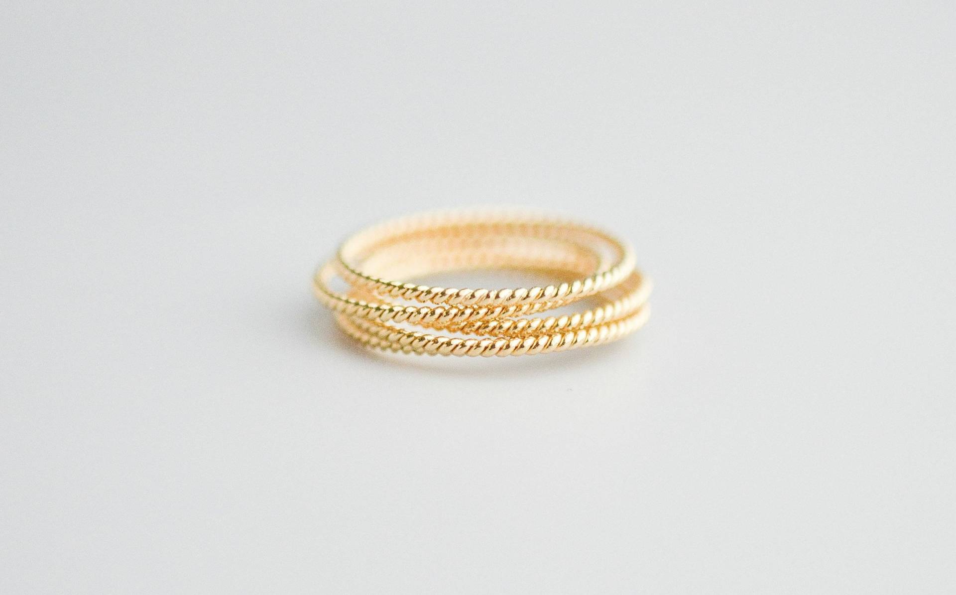 Vergoldeter Stapelring Für Frauen - 14K Goldfilled Twisted Dünn Band Schmaler Dainty Twist Größe 5 6 7 8 9 10 von silverandivy