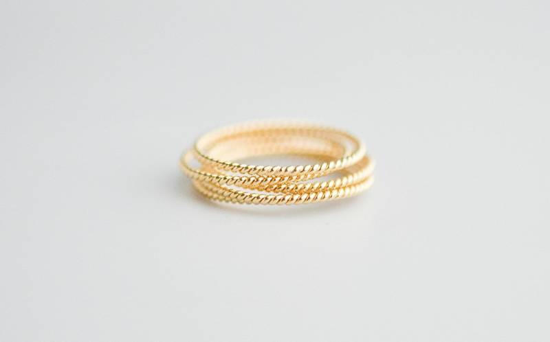 Vergoldeter Stapelring Für Frauen - 14K Goldfilled Twisted Dünn Band Schmaler Dainty Twist Größe 5 6 7 8 9 10 von silverandivy