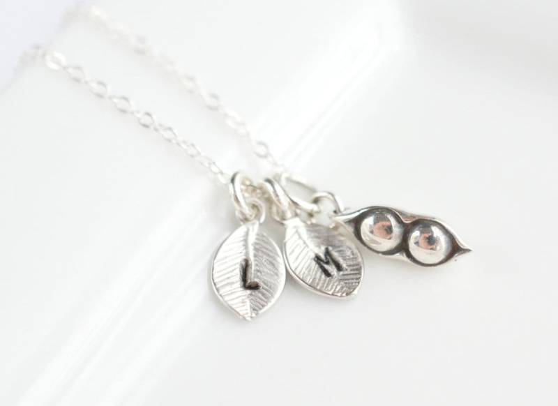Zwei Erbsen in Einer Pod Halskette Mit Initialen - Peapod Schwester Mom Geschenkideen Muttertagsgeschenk Von Tochter von silverandivy