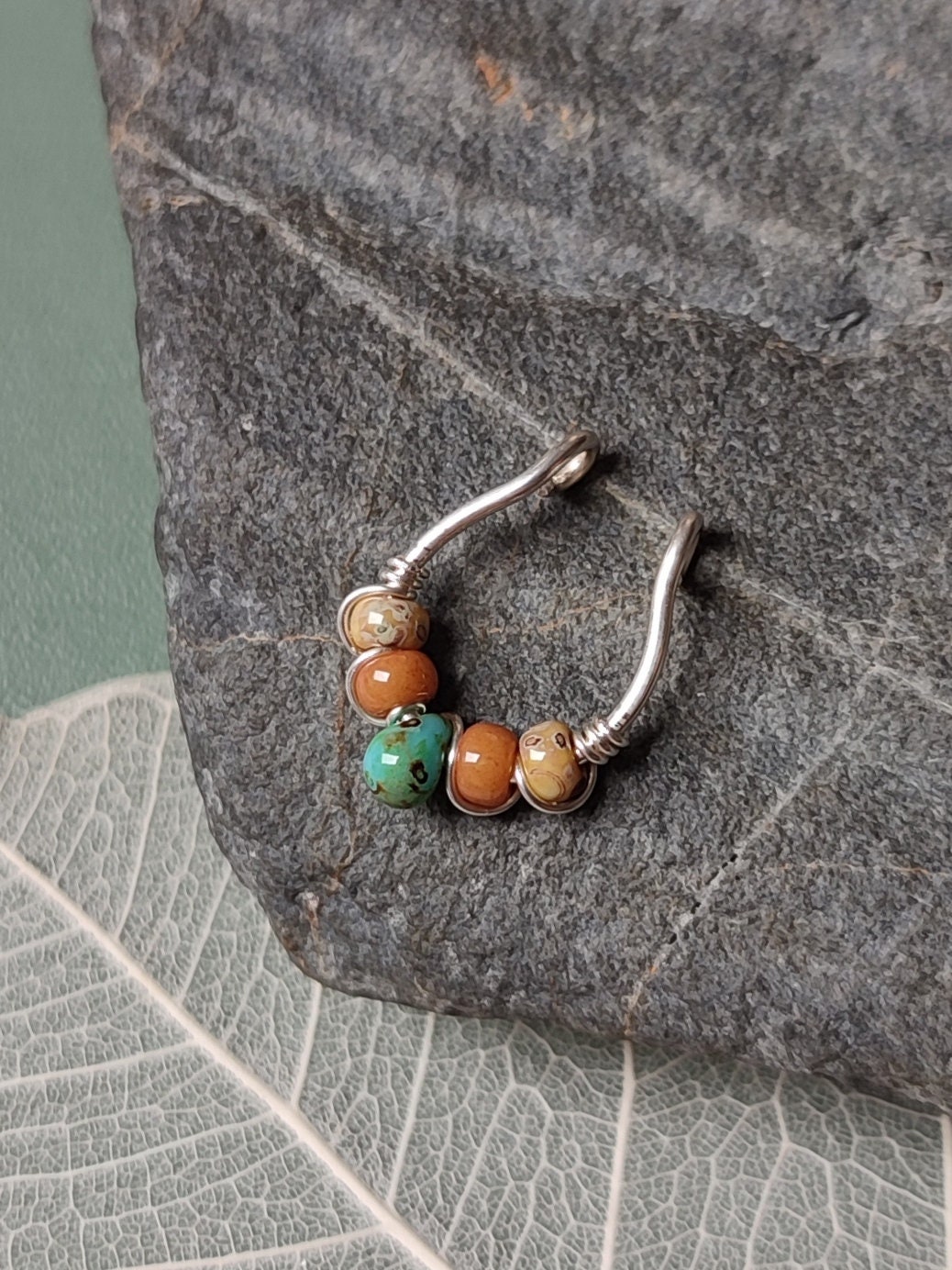 Boho Türkis Fake Septum Ring Mit Glasperlen, Faux-Piercing, Handgemachter Clip On Körperschmuck, Zierliche Nasenmanschette von silverandmoss