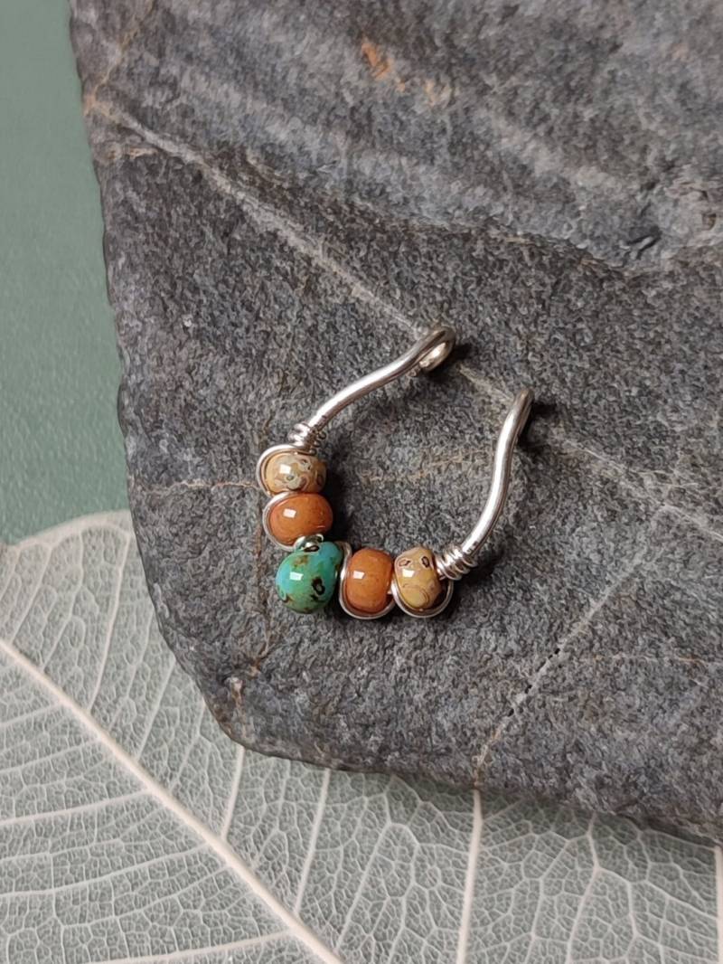 Boho Türkis Fake Septum Ring Mit Glasperlen, Faux-Piercing, Handgemachter Clip On Körperschmuck, Zierliche Nasenmanschette von silverandmoss