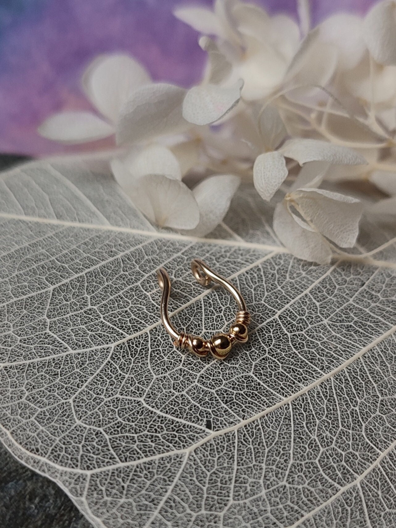 Fake Septum Ring Mit Perlen, 14K Gold Filled Faux-Piercing-Creolen, Handgemachter Clip-On-Körperschmuck, Zierliche Boho Nasenmanschette von silverandmoss