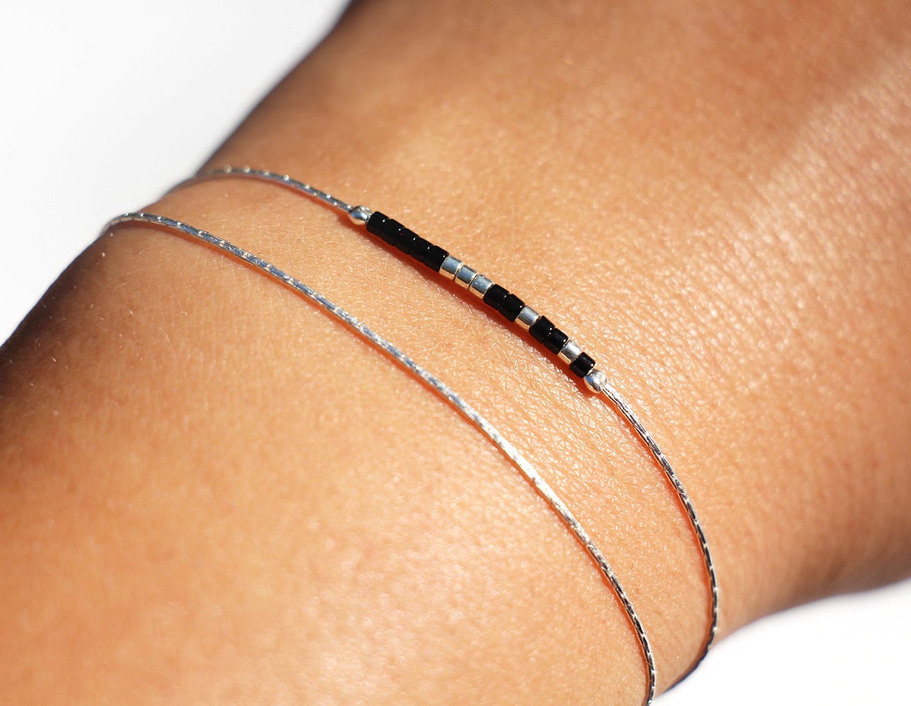 Dünnes, Doppelt Gewickeltes Armband, Massive Schlangenkette Aus 925Er Silber Und Schwarze Silberne Miyuki-Perlen von silverbirdjewels