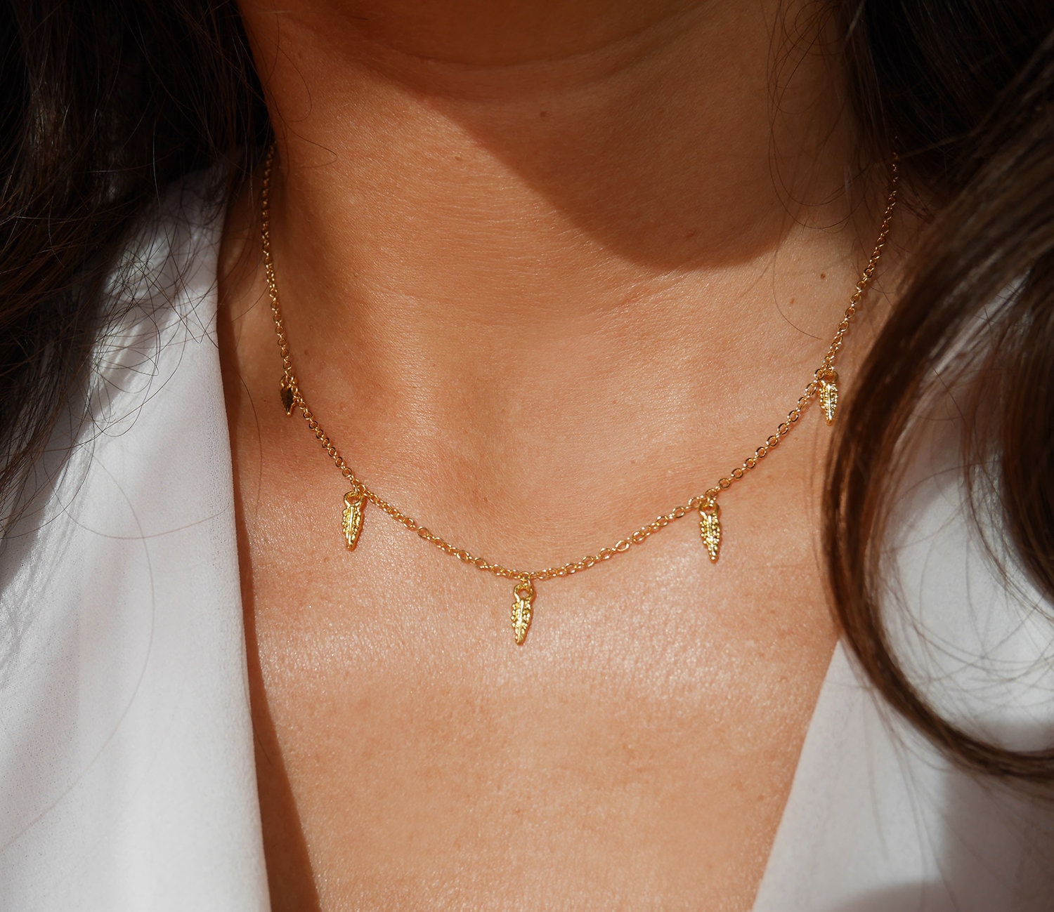 Halskette Fünf Blätter - Mini Gold Vergoldet Baumelt Golden Bohemian-Chic Boho Kragen 5 Goldene Federn Feine von silverbirdjewels