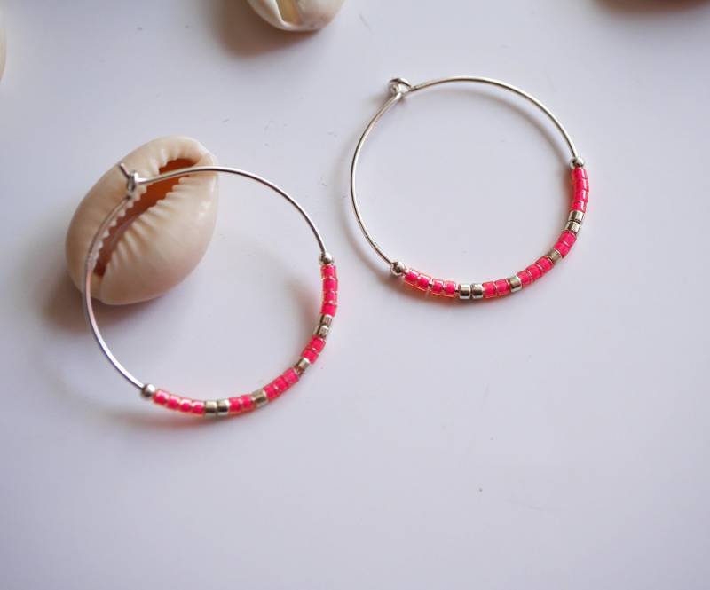 Kreolen in Sterlingsilber 925 - Fluo Rosa Miyuki Schmuck War Bunt Runde Perle Ohrringe Silber Creolen von silverbirdjewels