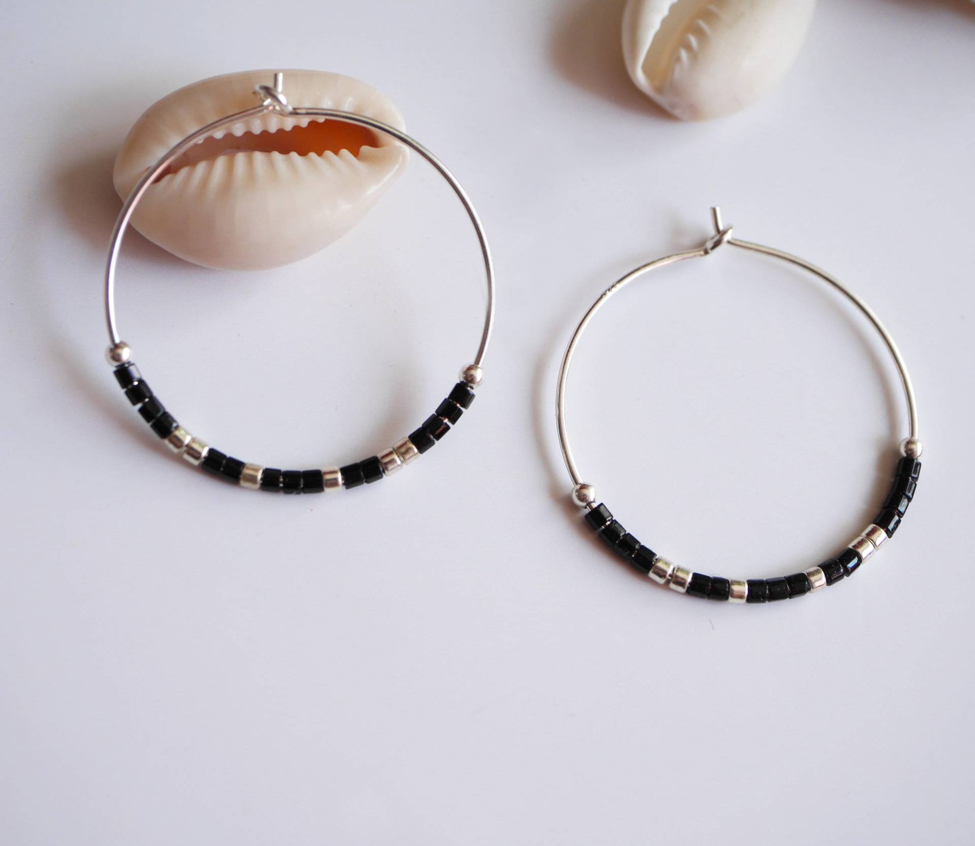 Ohrringe Creole in Sterlingsilber 925 - Kreis Perlen Miyuki Eleganter Und Raffinierter Schmuck Schwarz Silber Runde von silverbirdjewels