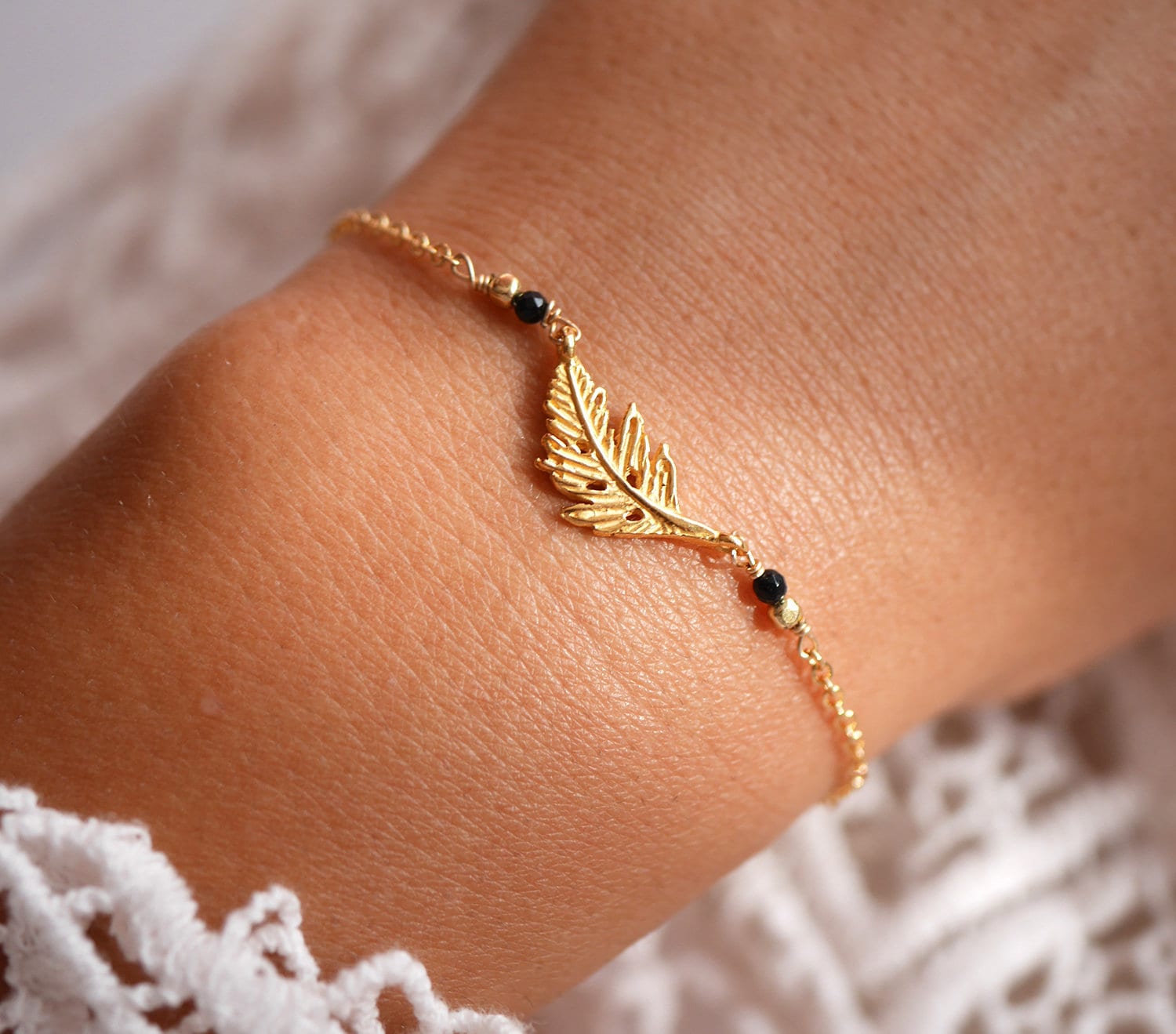 Vergoldete Armband - Schwarz Und Gold Blatt Gold Natur Entstand Schwarze Glasperlen Brautjungfer Schmuck von silverbirdjewels