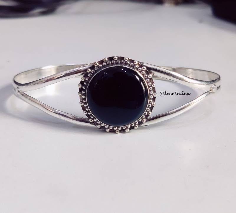Schwarzer Onyx Armreif, Silber Boho Edelstein Frauen Verstellbarer Offener Armreif von silverindex