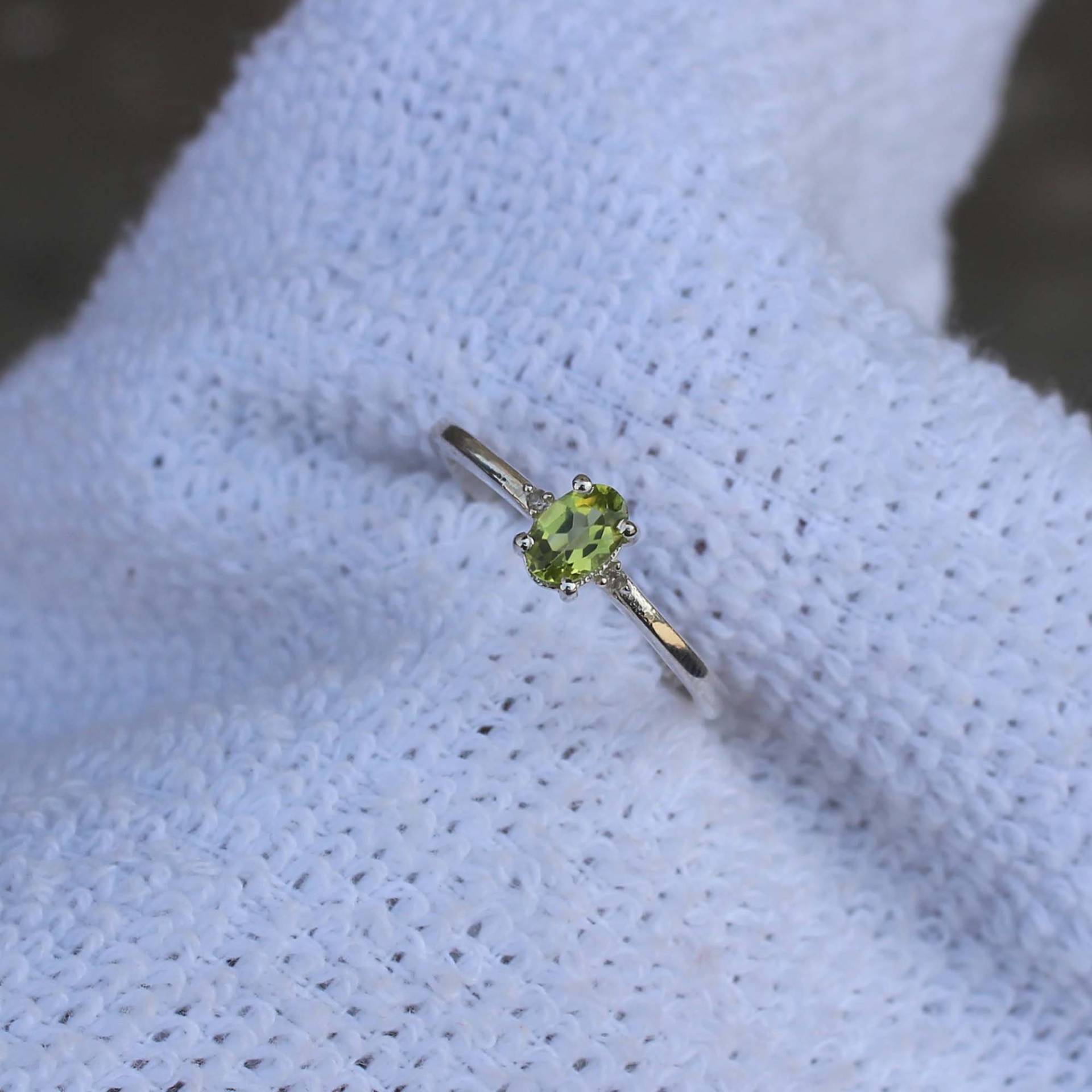 Natürlicher Peridot Ring-Handmade Silber Ring-925 Sterling Ring-Oval Designer Ring-August Birthstone-Versprechen Ring von silverjewellersUSA