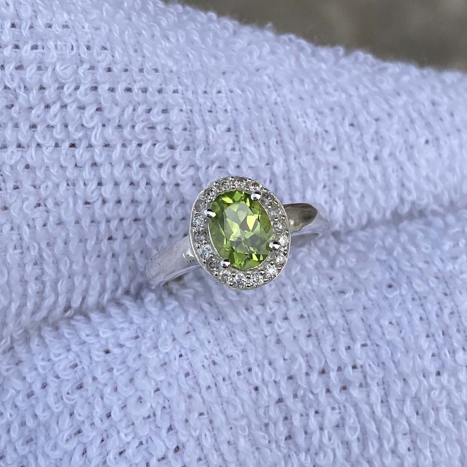 Natürlicher Peridot Ring - Sterling Silber Verlobungsring Grüner Edelstein August Birthstone Jahrestag Geburtstagsgeschenk Für Sie von silverjewellersUSA