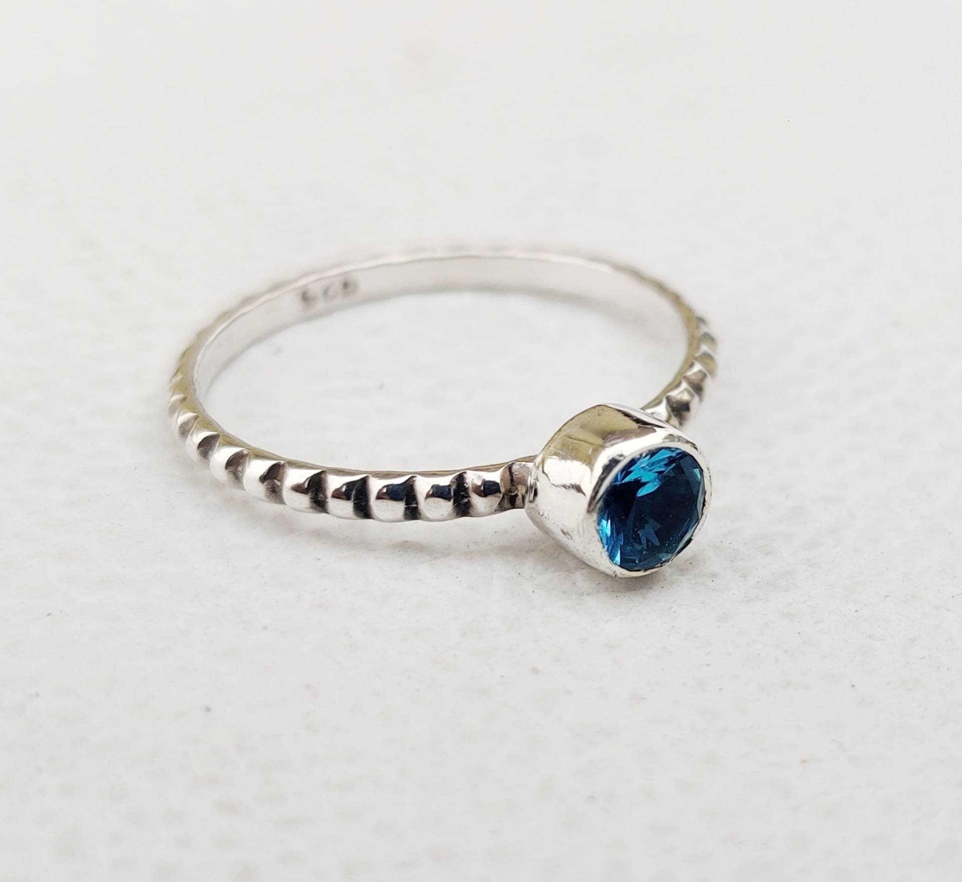 Blauer Topas Ring, 925 Sterling Silber Handgemachter Designer Damen Schöner Bandring von silverjewellery20