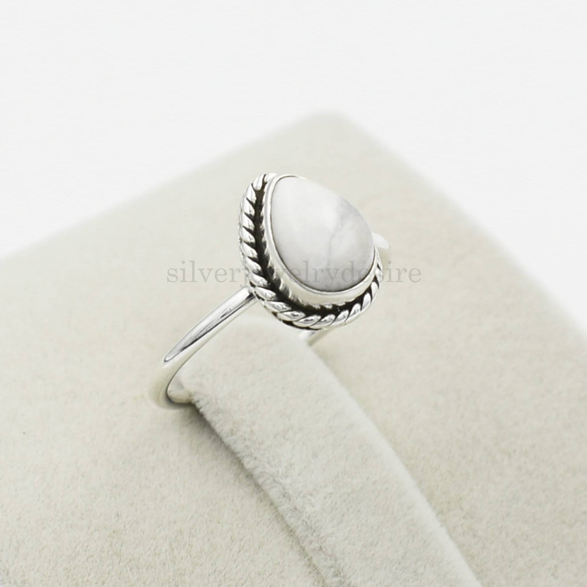 925 Sterling Silber Ring, Weißer Howlith 7x10 Mm Birnen Edelstein Boho Ring Silber, Frauen Winziger Geschenk von silverjewelrydesire