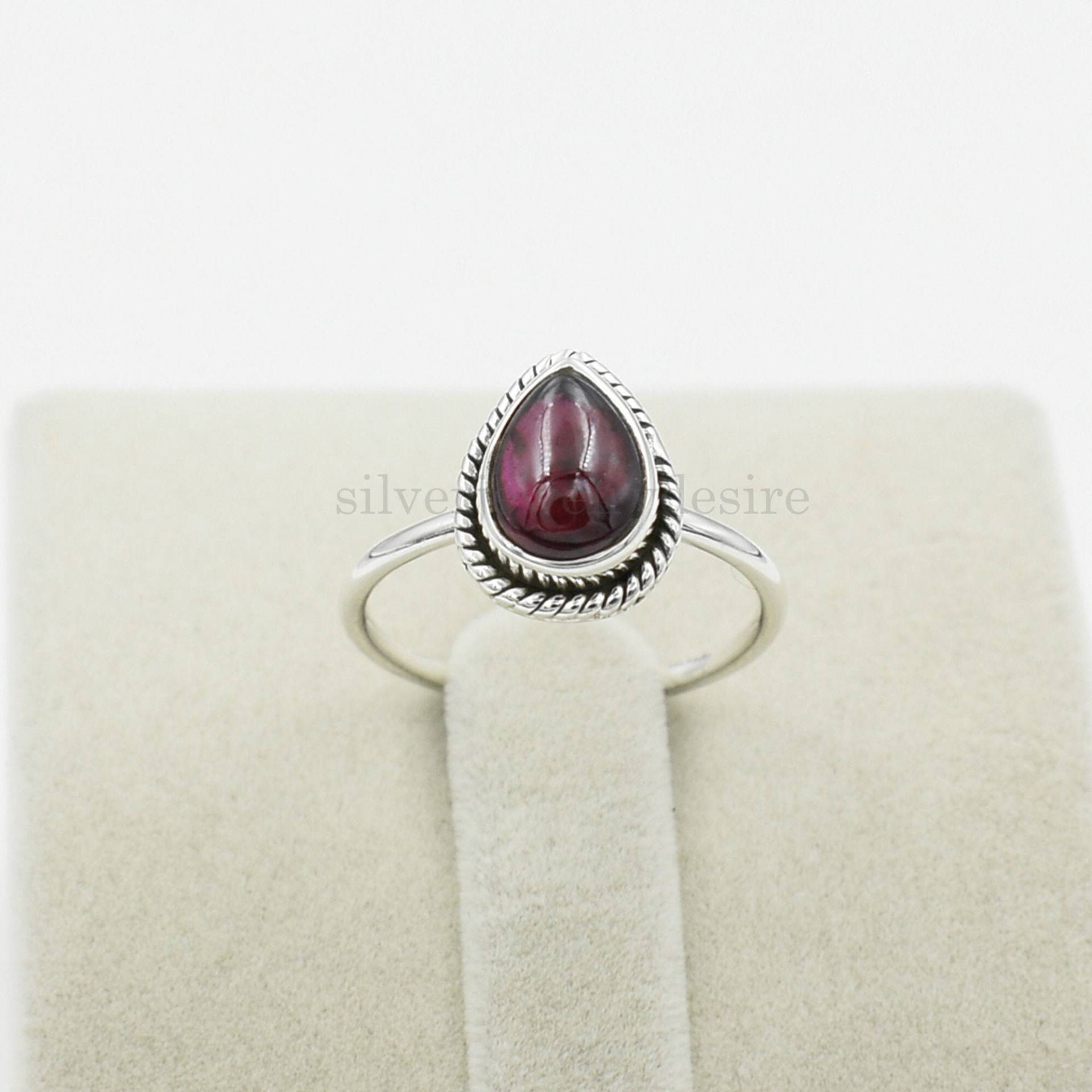 Natürlicher Roter Granat Ring, 7x10 Mm Birne Edelstein Handgemachter Statement Winziger Ring Für Frauen, Boho Ringe von silverjewelrydesire