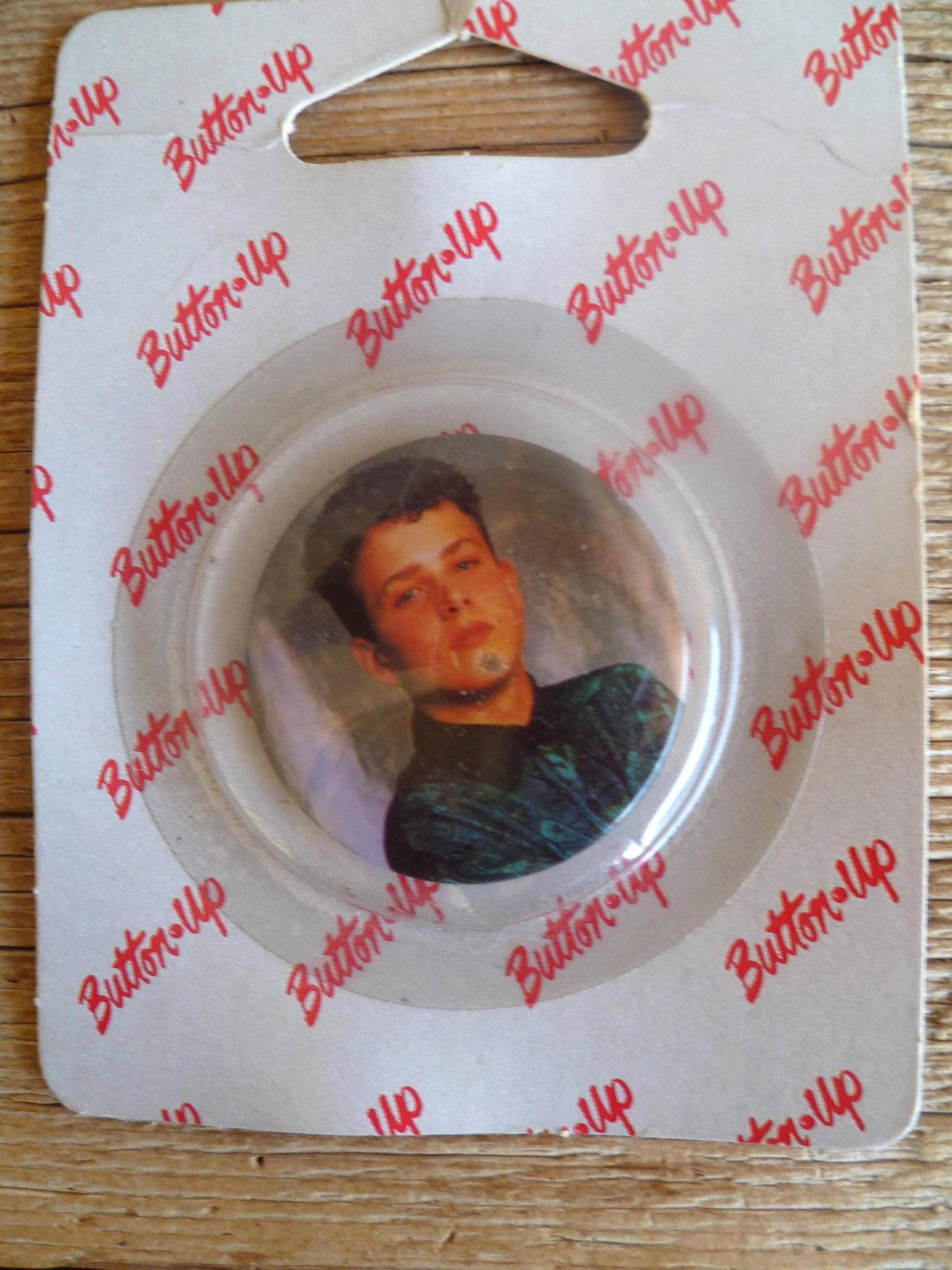 "Neue Kids On The Block "Joey Mcintyre" Metall Pin Zurück" Neu Im Paket." von silverlininghome
