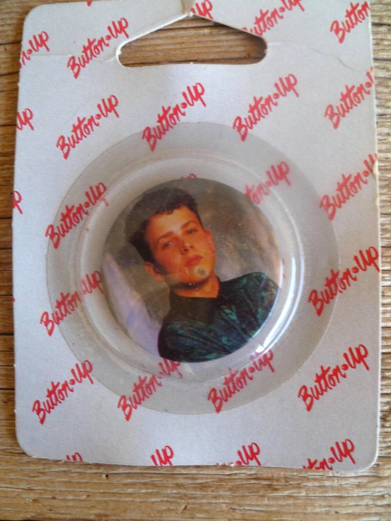 "Neue Kids On The Block "Joey Mcintyre" Metall Pin Zurück" Neu Im Paket." von silverlininghome