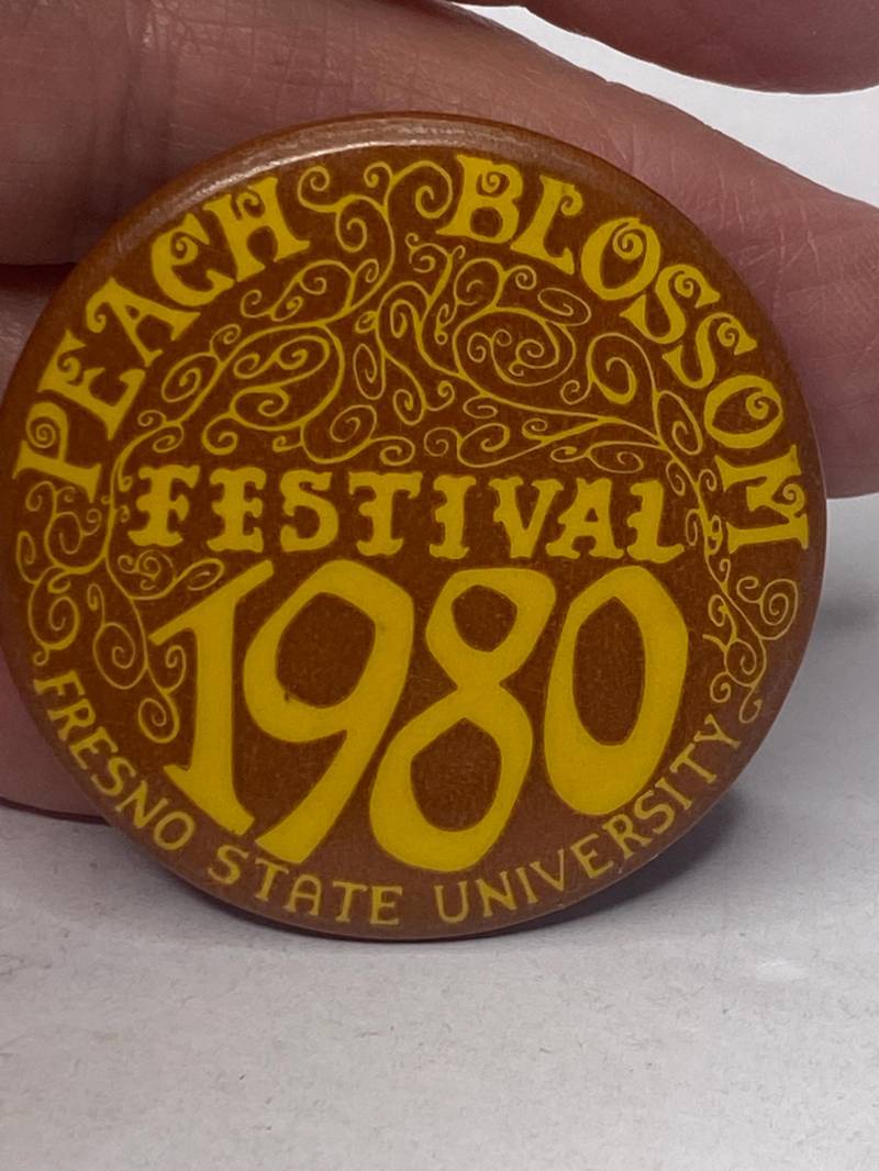 Vintage Zustand Fresno Peach Bloom Festival 1980 Werbung Metall Pin Button von silverlininghome