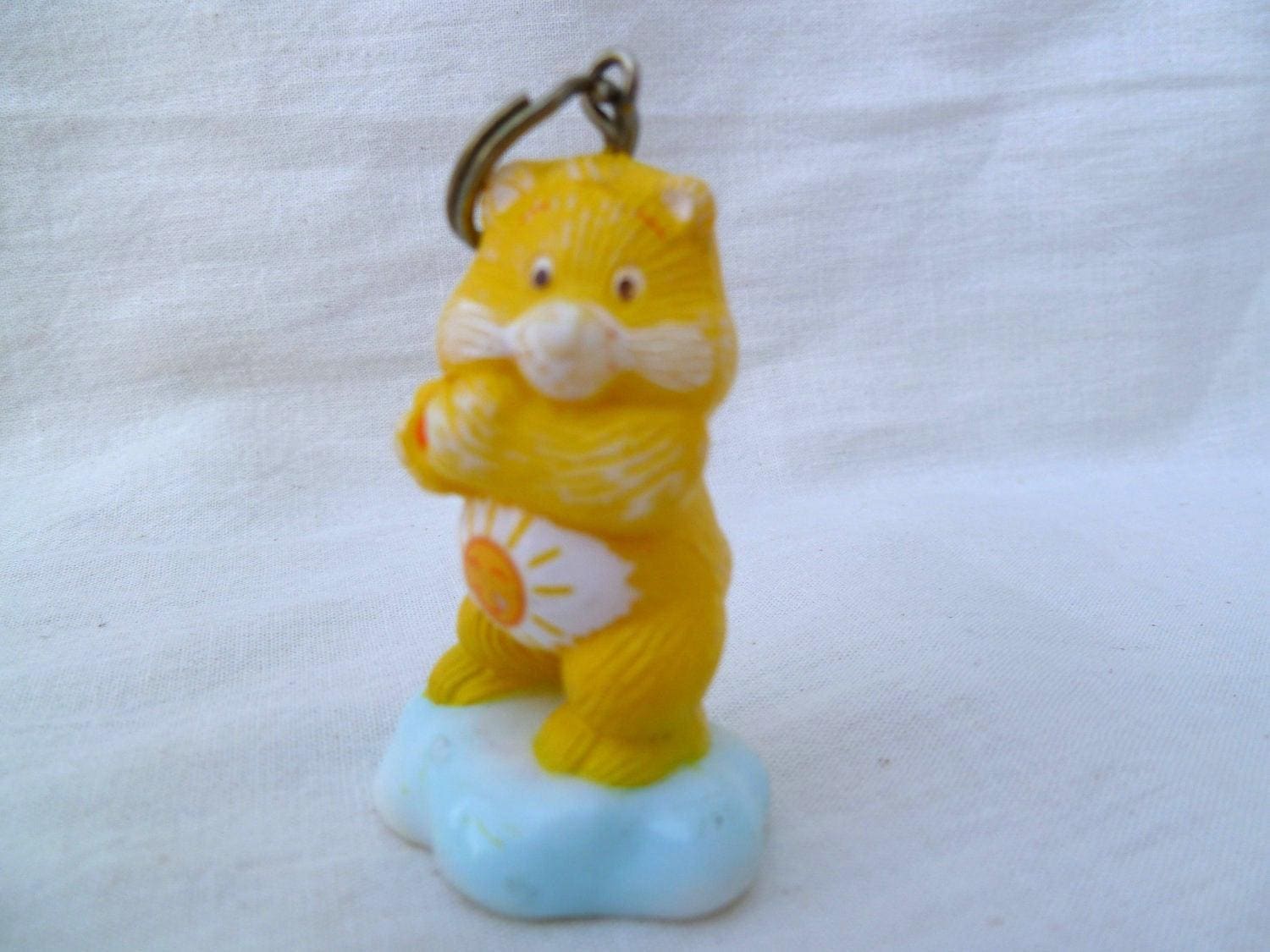 Care Bear Sunshine Schlüsselanhänger 6, 5 cm Groß 1985 Care Bear Sunshine Schlüsselanhänger 6, 5 cm Groß 1985 von silverliningtoys
