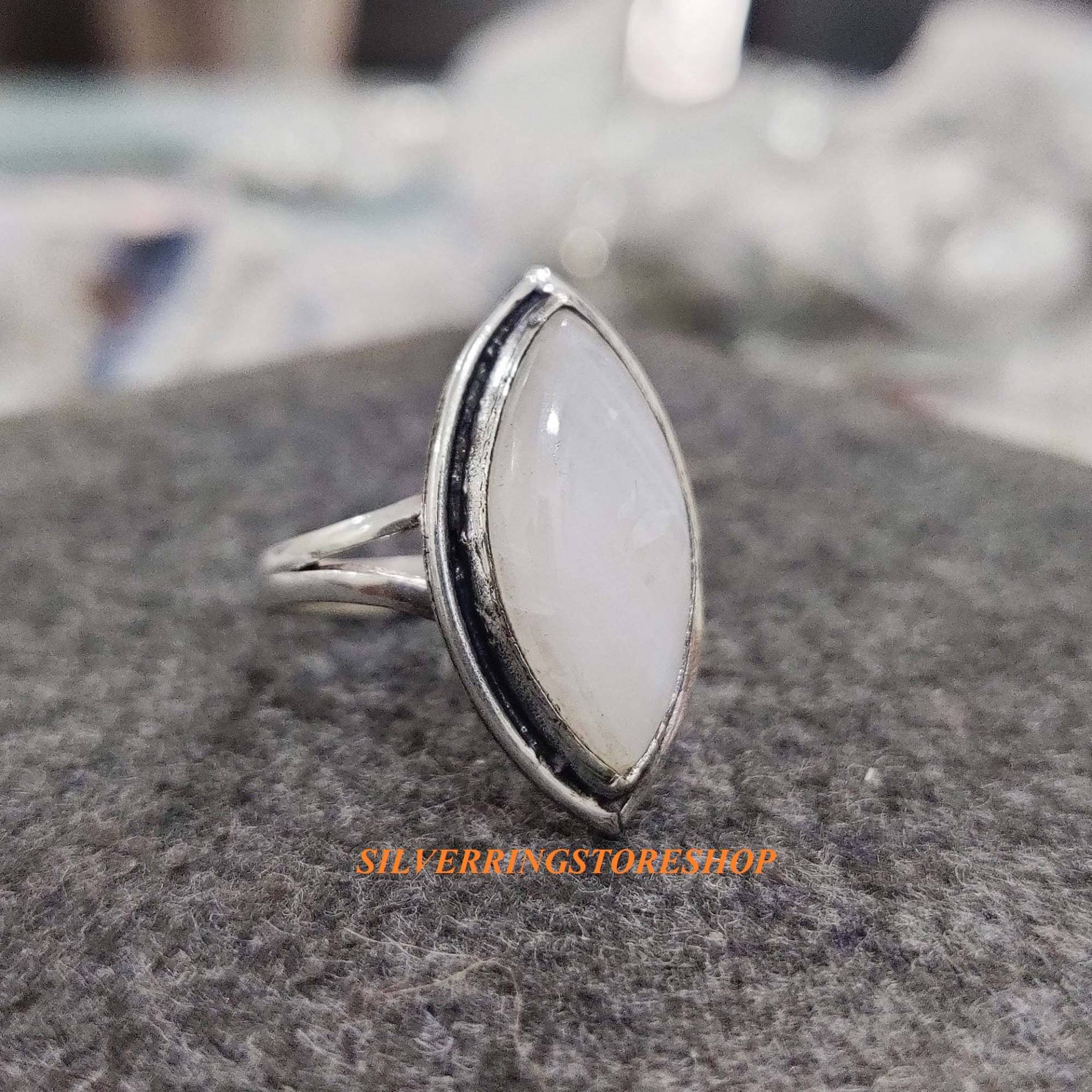 Mondstein Ring, 925 Sterling Silber Bandring, Zierliche Handgemachte Edelstein Fidget Geschenk Für Sie von silverringstoreshop