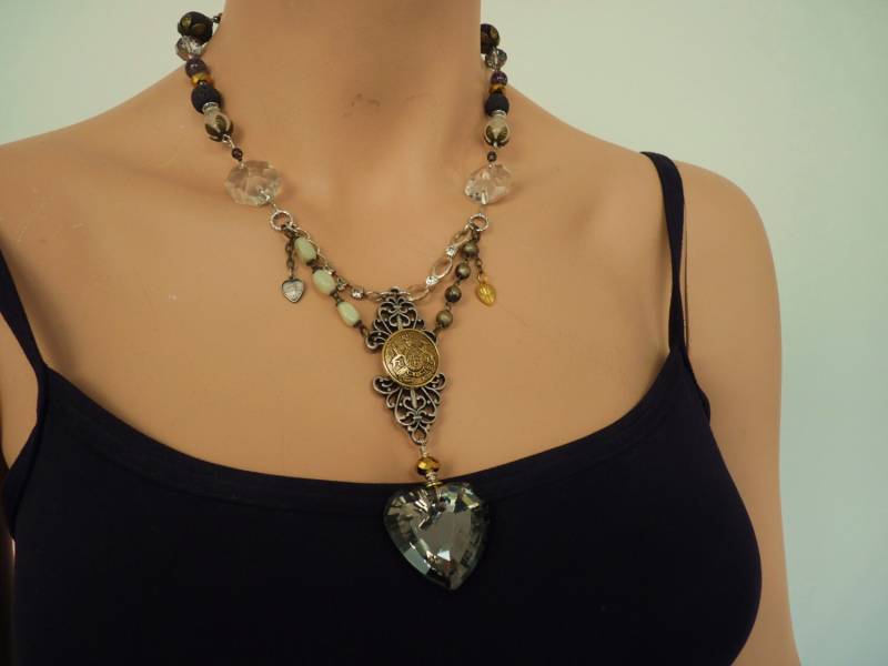 Crystal Heart Vintage Halskette - "Black Diamond" Facettierter Kristall Herz, Antike Perlmutt Und Metall Rosenkranz Perlen, Knopf von silversnakejewelry