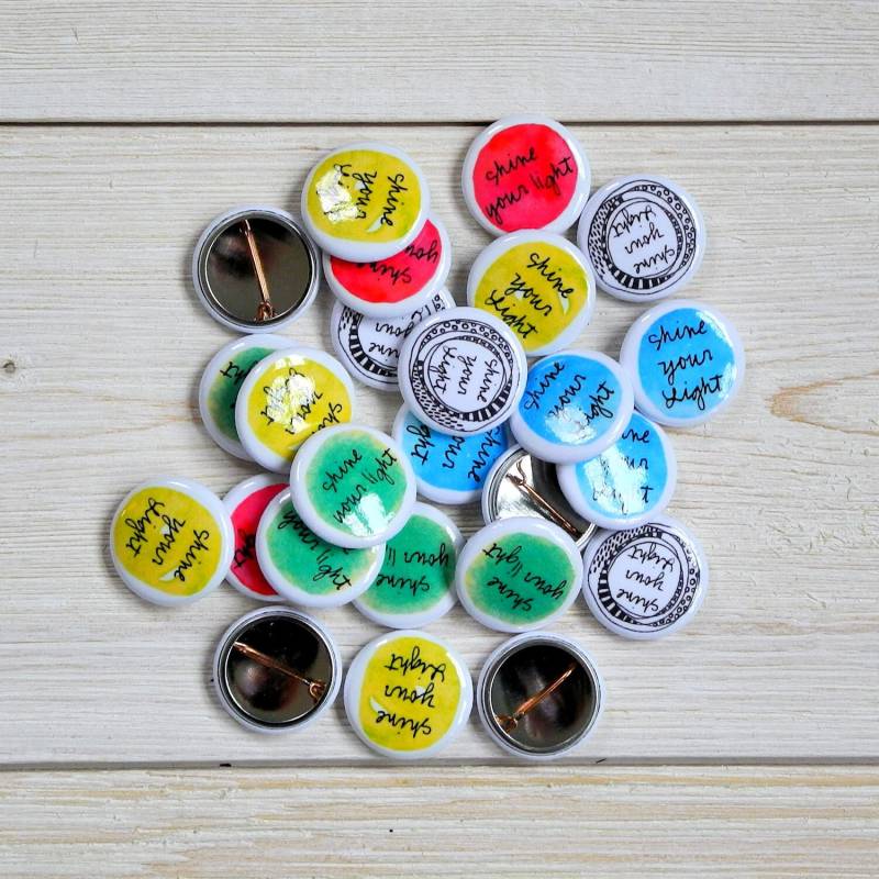 Shine Your Light - Set Von 25 2, 5 cm Knöpfen Mit Anstecknadel Shine Your Light - Set Von 25 2, 5 cm Knöpfen Mit Anstecknadel von silvertreeart