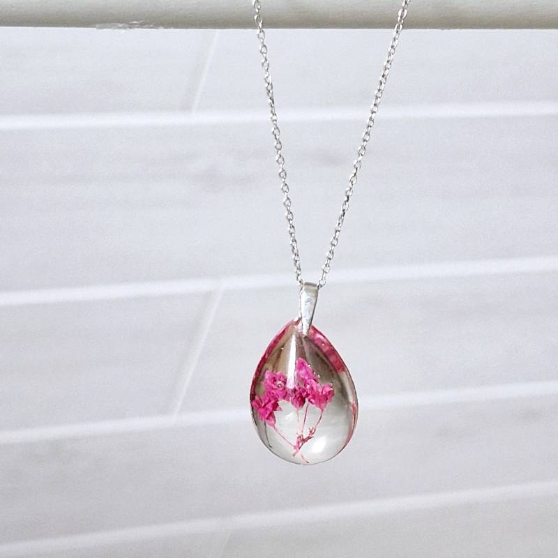 Handgefertigte Halskette Mit Echter Schleierkraut-Blüte Tropfenanhänger Aus Resin 925 Silber Floraler Schmuck - Natürlich & Elegant von silvianas