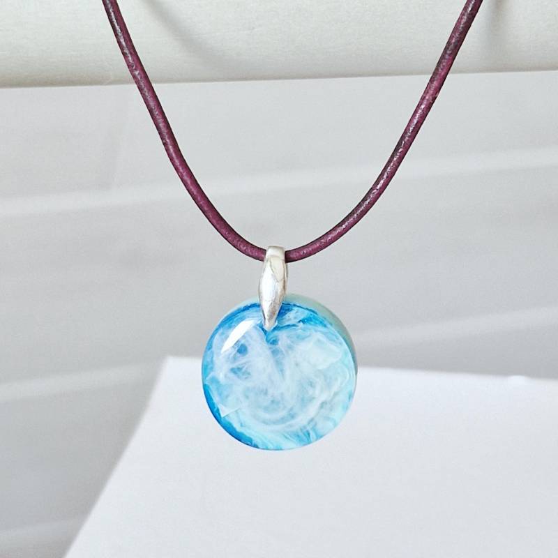 Halskette Mit Rundem Resin-Anhänger in Blau & Weiß Handgemacht Sand 925 Silber Maritimer Schmuck - Meeresdesign Lederband von silvianas