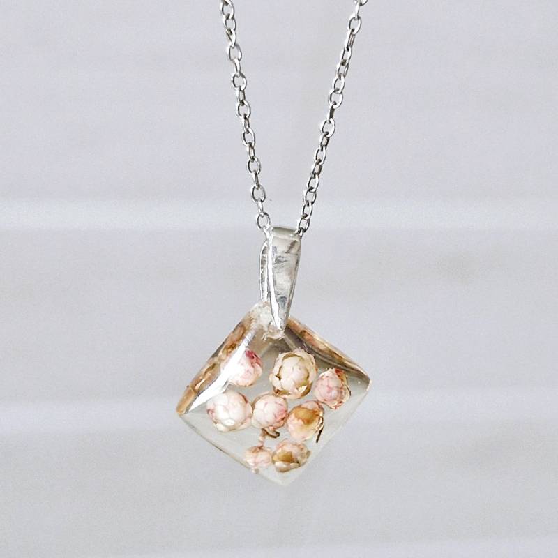 Mini-Würfel-Halskette Mit Ozothamnus-Blüten | Handgemachter Resin-Anhänger 925 Silber von silvianas