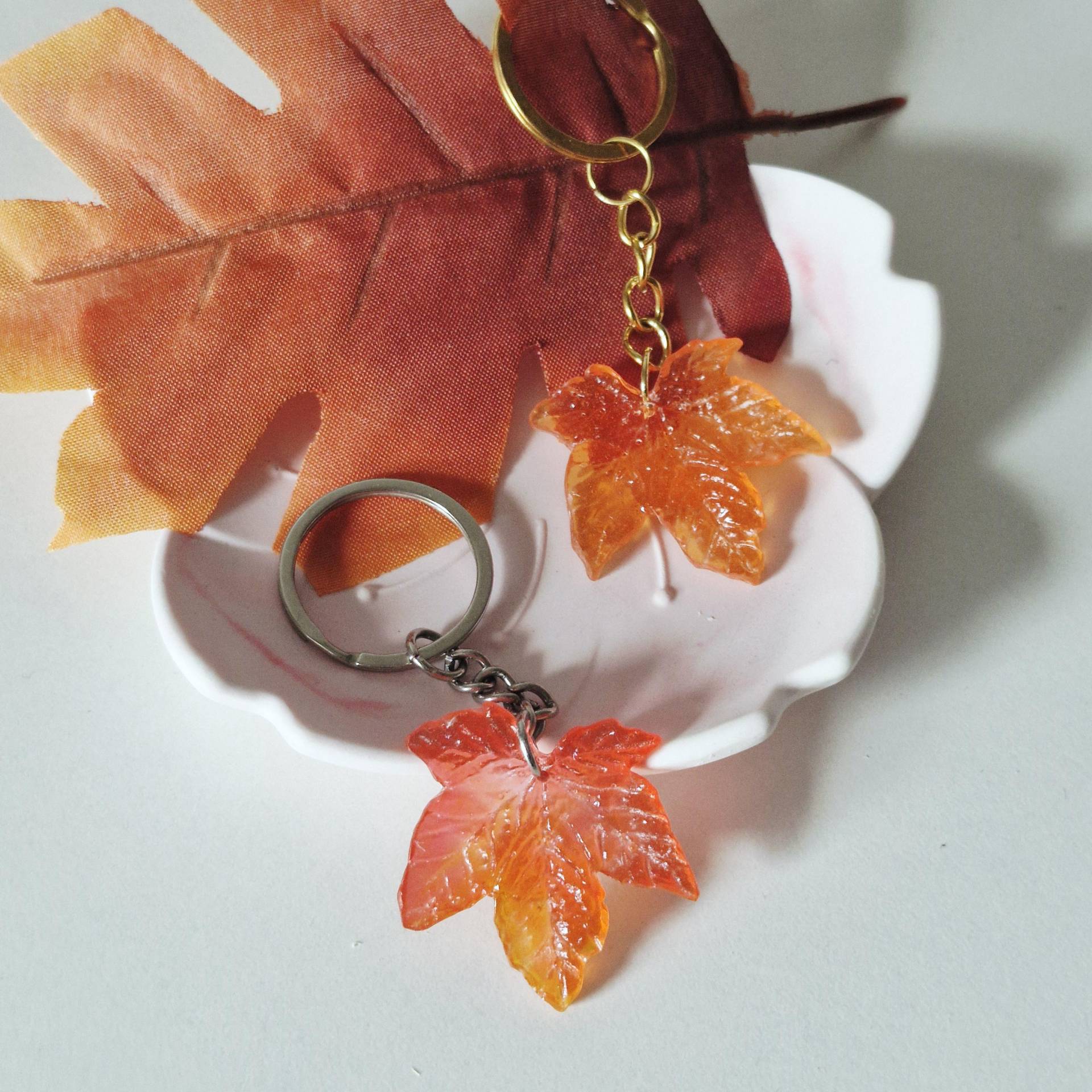Schlüsselanhänger Blatt Herbstliches Ahornblatt Aus Resin Handgemacht in Orange, Gelb Oder Transparent Geschenkidee Herbst Schlüsselanhänger Blatt Herbstliches Ahornblatt Aus Resin Handgemacht in Orange, Gelb Oder Transparent Geschenkidee Herbst von silvianas