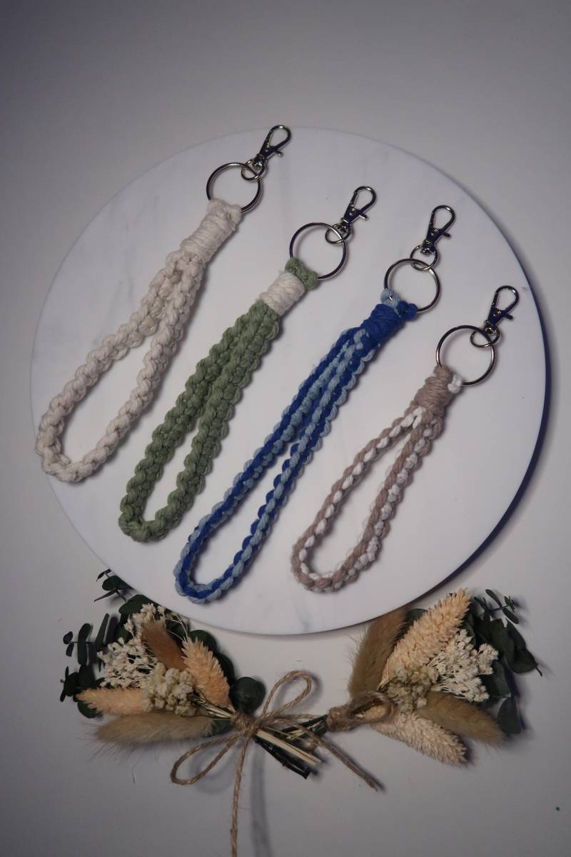Handgemachter Makramee Schlüsselanhänger | Boho Anhänger Geschenkidee Personalisiertes Accessoire von simOneCreateDE