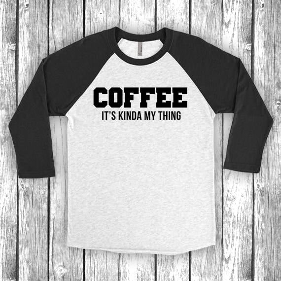 Coffee It's Kind Of My Thing | Koffein-Liebhaber, Lustiger Kaffeetrinker Geschenk - Herren Damen 3/4 Ärmel Raglan Unisex von simpleeDmaree