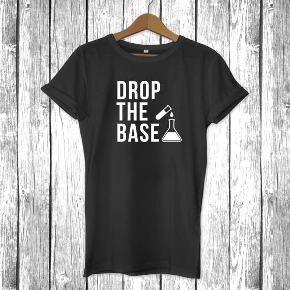 Drop The Base | Lustiges Unisex Geschenk Für Ihn Sie, Wifey Mutter Mom Wissenschaft Nerd Grad Professor Geek Chemie T-Shirt, Herren Damen Shirt von simpleeDmaree