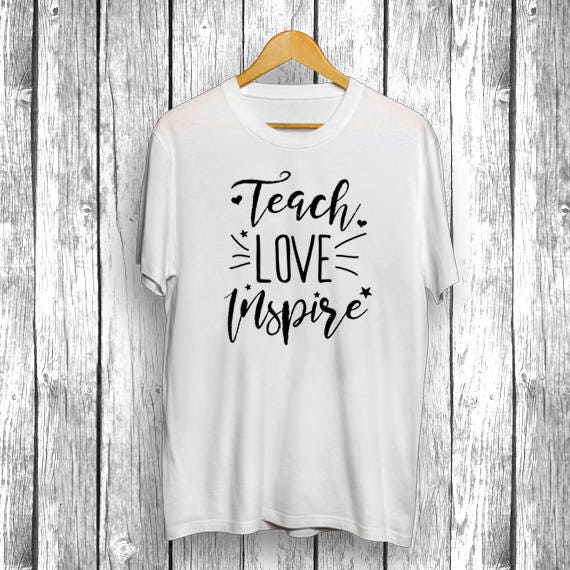 Lehren Liebe Inspirieren | Lustiges Unisex Geschenk Für Ihn Sie, Frau Freundin Mutter T-Shirt, Zurück Zum Schullehrer Herren Damen Hemd von simpleeDmaree