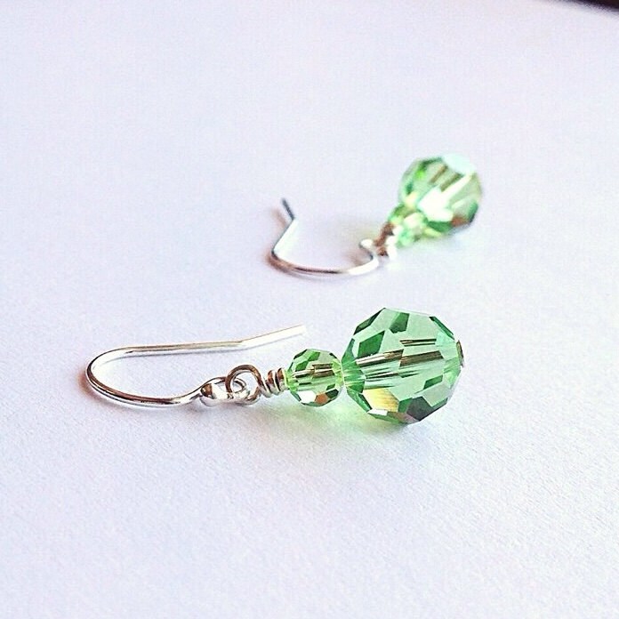 8 Mm Runde Hellgrüne Kristallohrringe - Einfache Peridotohrringe August Geburtsstein-Geburtstagsgeschenk 3. Und 15. Hochzeitstag von simplegracesjewelry