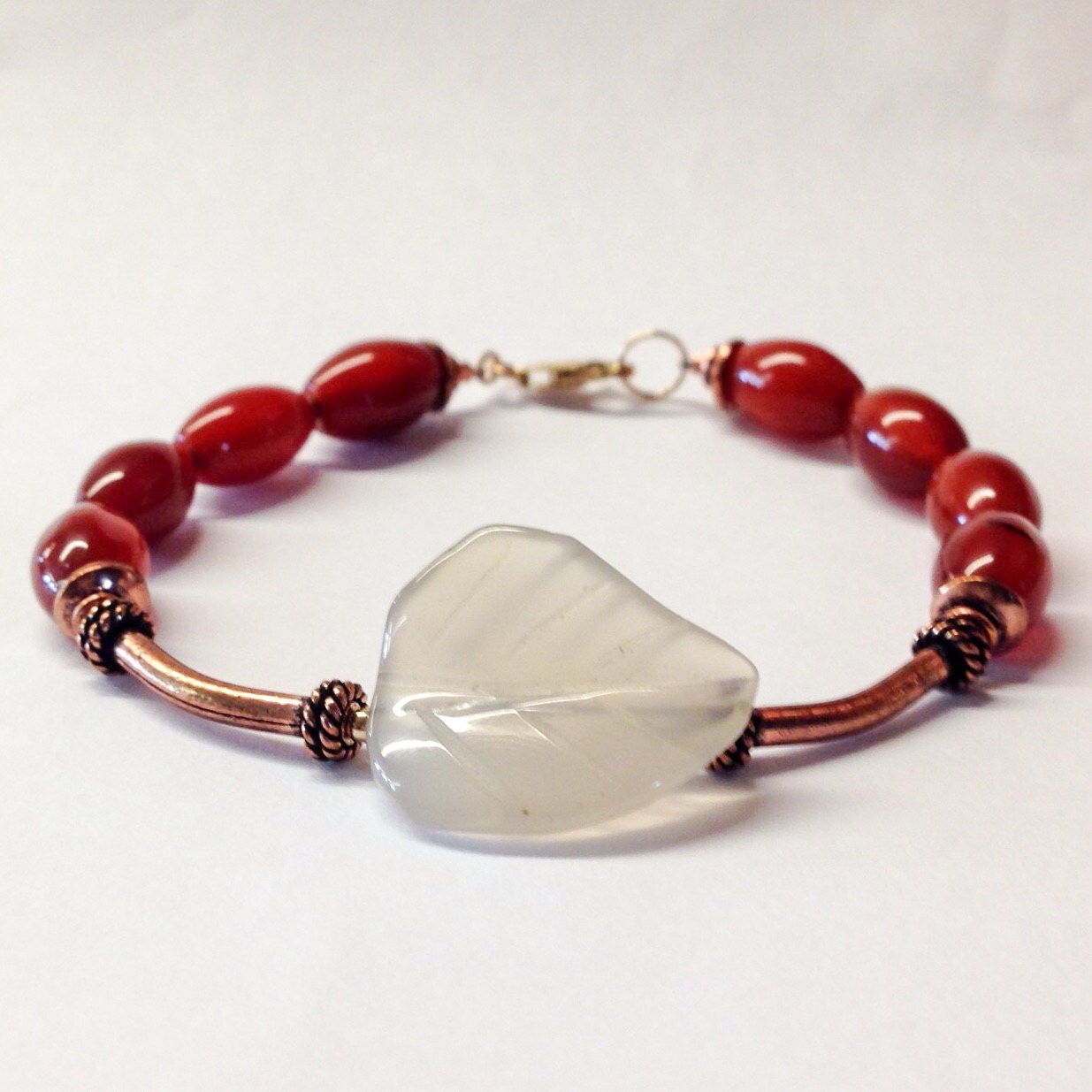 Dunkelrotes Karneol Perlen Armband Mit Achat Blatt Stein Anhänger - Schmuck Kupfer Geschenk Für Frau von simplegracesjewelry