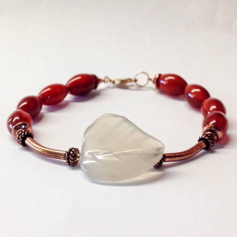 Dunkelrotes Karneol Perlen Armband Mit Achat Blatt Stein Anhänger - Schmuck Kupfer Geschenk Für Frau von simplegracesjewelry