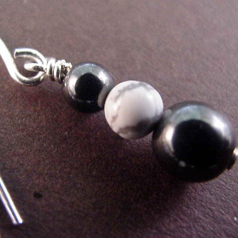 Hämatit Ohrringe - Weiße Howlith Sterling Silber Graue Und Weiße Geschenkidee Zum 11. Jahrestag Für Sie von simplegracesjewelry