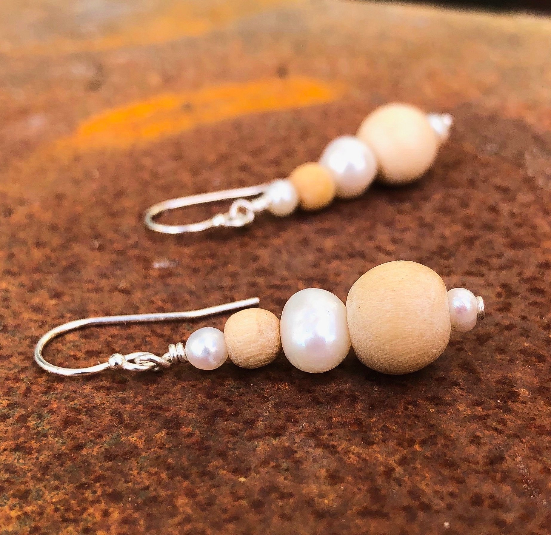 Holz Schmuck - Weiße Perlen Ohrringe Aus Geschenk Zum 5. Jahrestag Für Frau Juni Birthstone Geburtstagsgeschenk Idee Süßwasserperlen von simplegracesjewelry