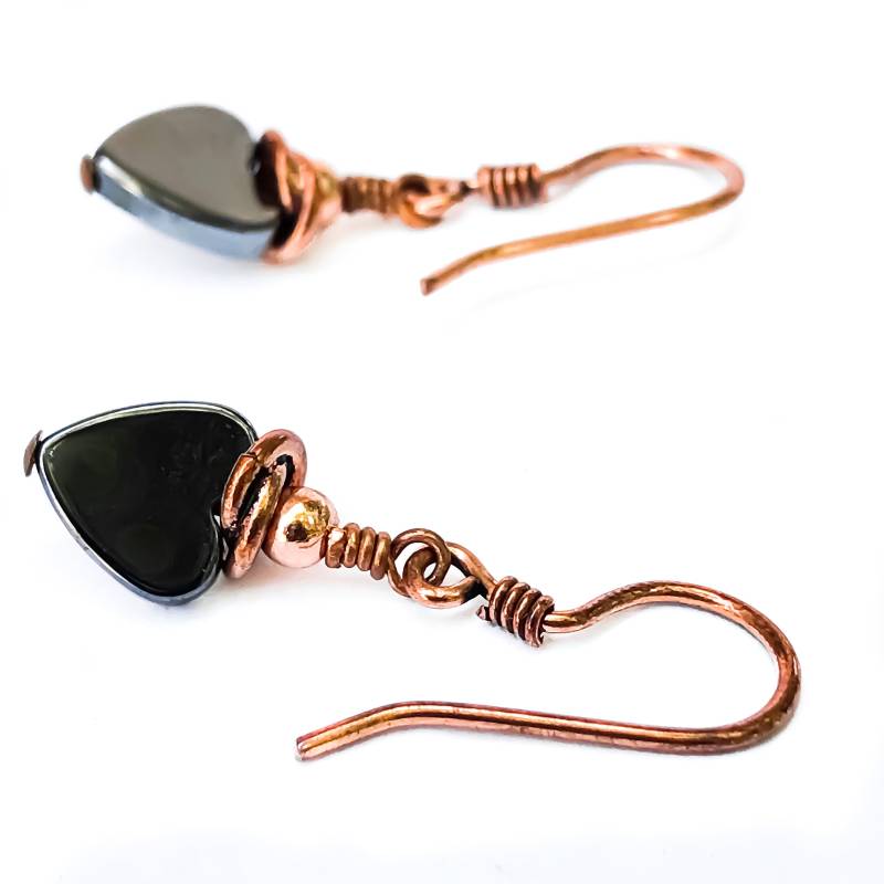 Kleine Hämatit Herz Ohrringe - Graue Herzförmige Steinperlen Ohrhänger Mit Kupfer Kupferschmuck Geschenk Zum 7.hochzeitstag von simplegracesjewelry