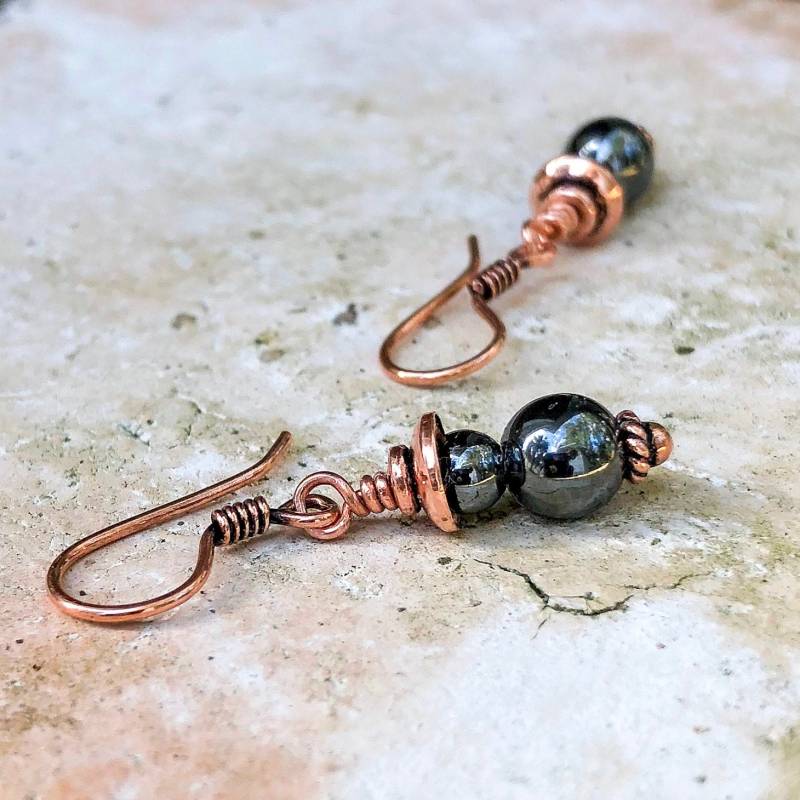 Kleine Hämatit Perlen Ohrringe Mit Massivem Kupfer Metall - Geschenkidee Zum 7.jahrestag Für Sie Graue Stein von simplegracesjewelry