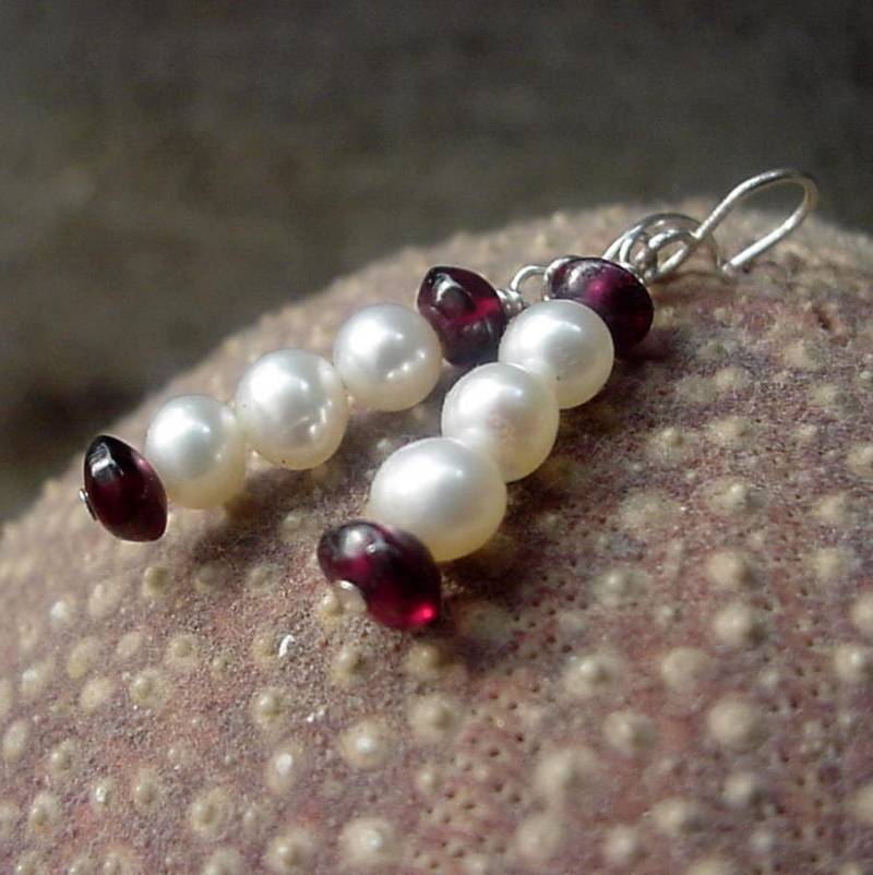 Kleine Weiße Perlen Ohrringe Mit Granat Edelsteinen - 3 Gestapelte Sterling Juni Birthstone Schmuck von simplegracesjewelry