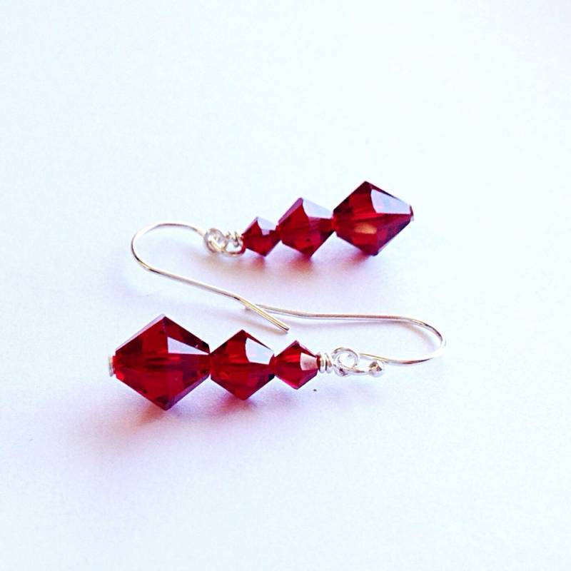 Schlichte Rubin Rot Kristall Ohrringe Silber - Geometrisch Gestapelte Spitze Kegel Perlen 3. Oder 15Th Jahrestag Juli Birthstone Geburtstagsgeschenk von simplegracesjewelry