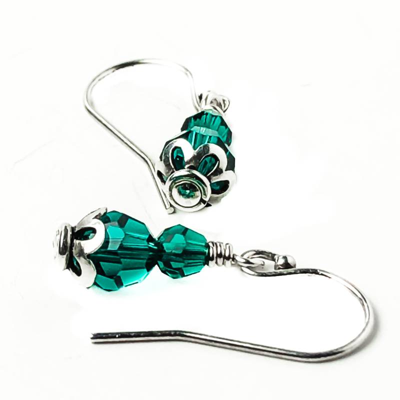 Zierliche Smaragdgrüne Perlen Kristall Ohrringe Mit Dekorativen Sterling Silber - Mai Geburtstagsgeschenk Für Die Frau von simplegracesjewelry