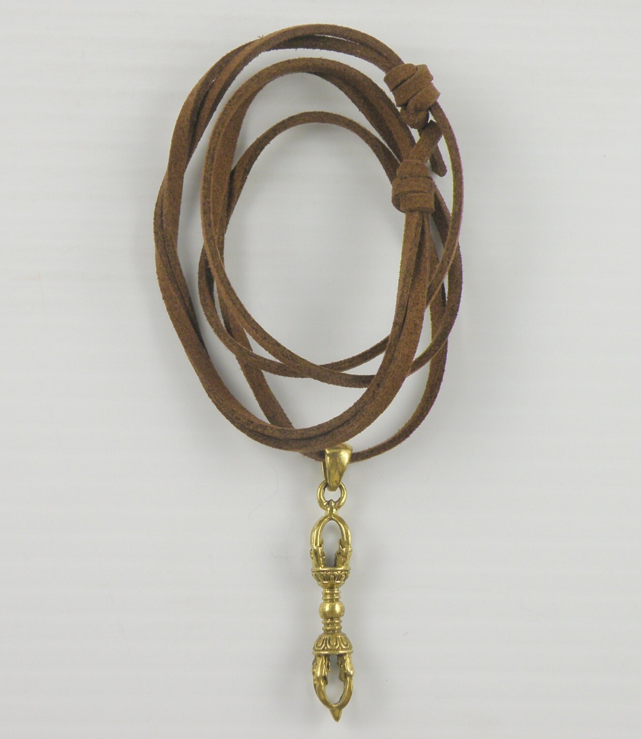 Messing Anhänger Set Auf Einem Braunen Wildleder Halskette Surfer Knot von simplicityforever