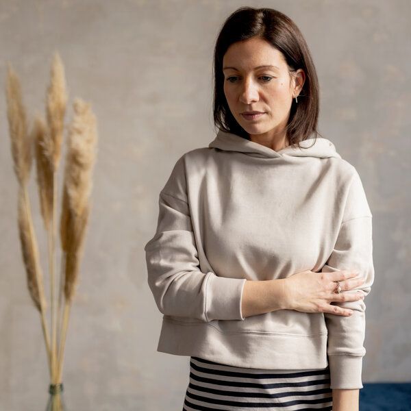 simply love it. Cropped Hoodie aus reiner Bio-Baumwolle simply love it. Cropped Hoodie aus reiner Bio-Baumwolle von simply love it.