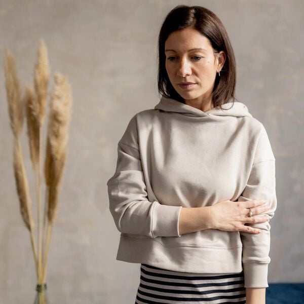 simply love it. Cropped Hoodie aus reiner Bio-Baumwolle simply love it. Cropped Hoodie aus reiner Bio-Baumwolle von simply love it.