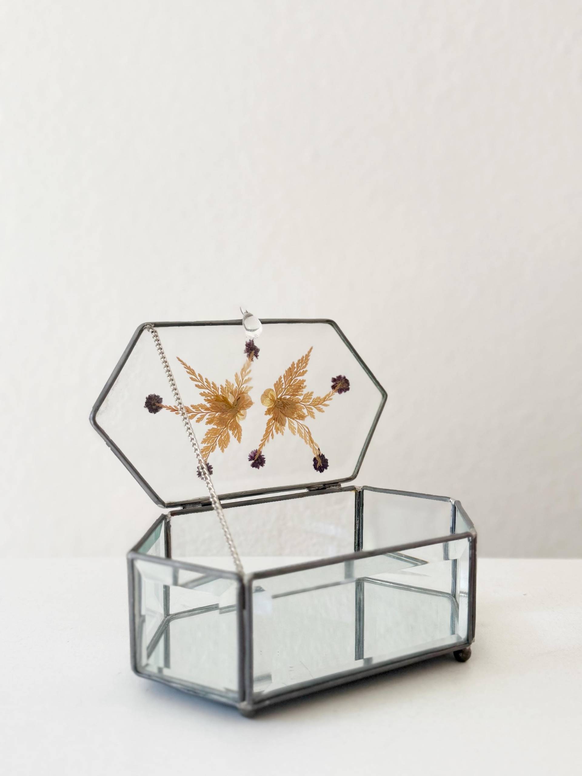 Abgeschrägte Glas Trinket Box Mit Gepressten Blumen - Hexagon Schmuck Aufbewahrungsbox von simplychi