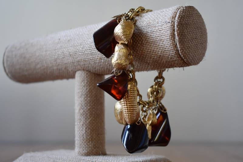 Vintage Herbst Ernte Bettelarmband - Goldfarben Und Braun Lucite Obst Gemüse 1970Er Boho von simplyelemental