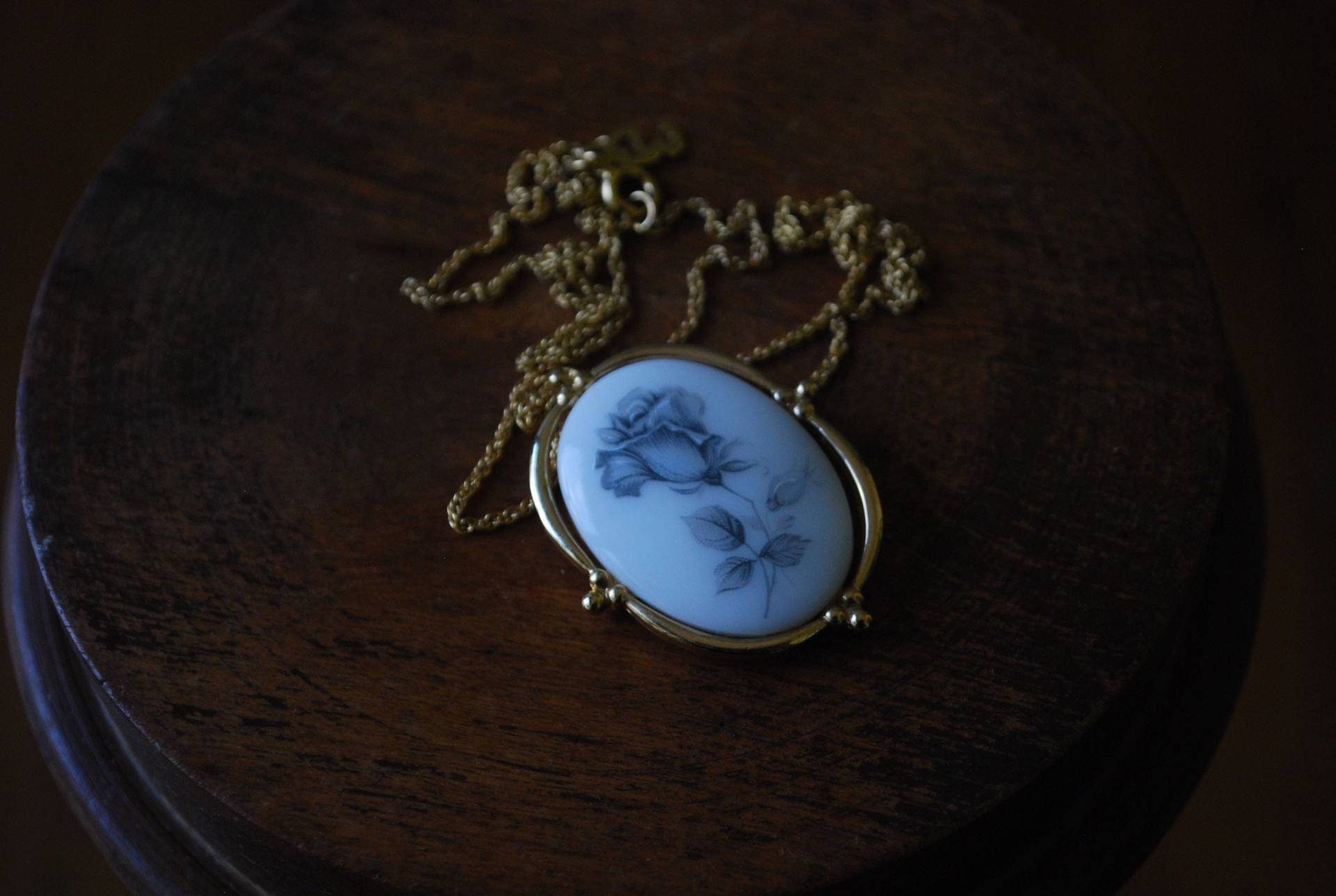 Vintage Mid Century Modern Anhänger Und Kette Mit - Designer Halskette Schwarz Weiß Goldakzente 1980's von simplyelemental