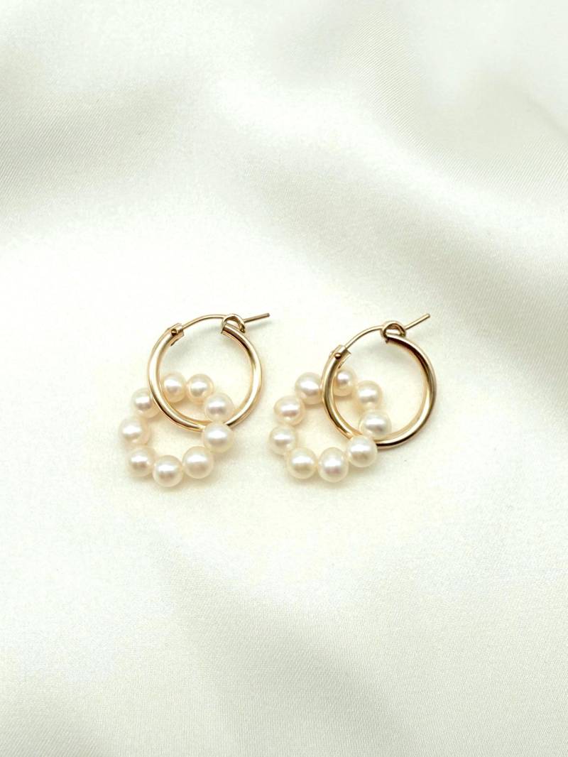 Süßwasserperlen Creolen 14K Gold Filled Ohrringe Abnehmbare Perlenanhänger, Eleganter Perlenschmuck, Hoop Earrings Für Hochzeit & Alltag Süßwasserperlen Creolen 14K Gold Filled Ohrringe Abnehmbare Perlenanhänger, Eleganter Perlenschmuck, Hoop Earrings Für Hochzeit & Alltag von simplyojewellery