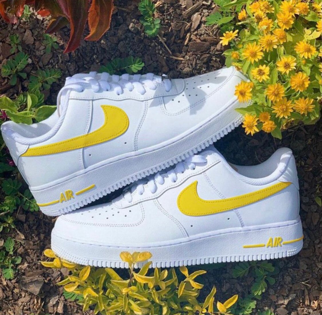 Custom Air Force Ones - Af1 Painted Gelber Swoosh Custom Air Force Ones - Af1 Painted Gelber Swoosh von simplyuncustomary